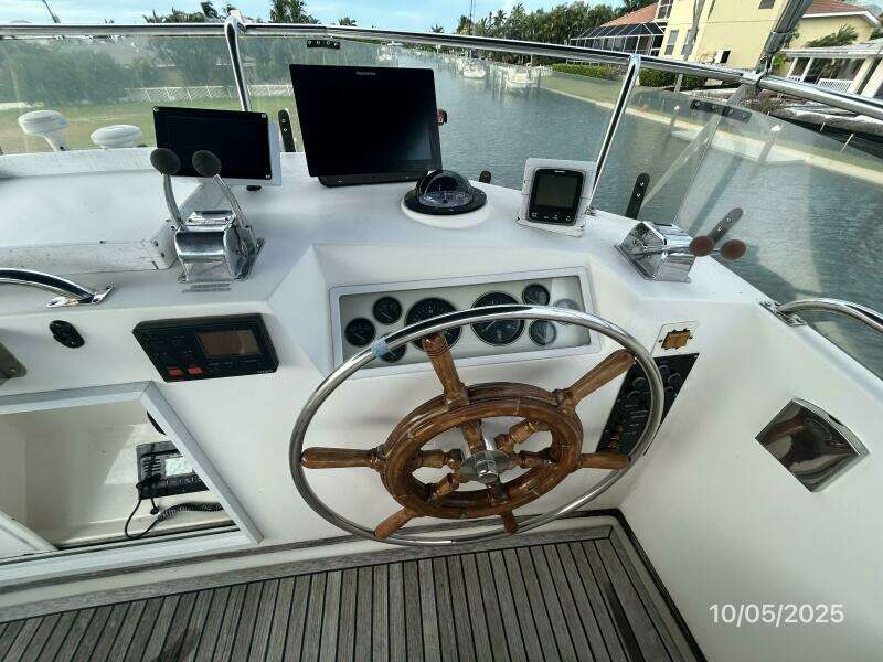 42' Grand Banks flybridge helm2