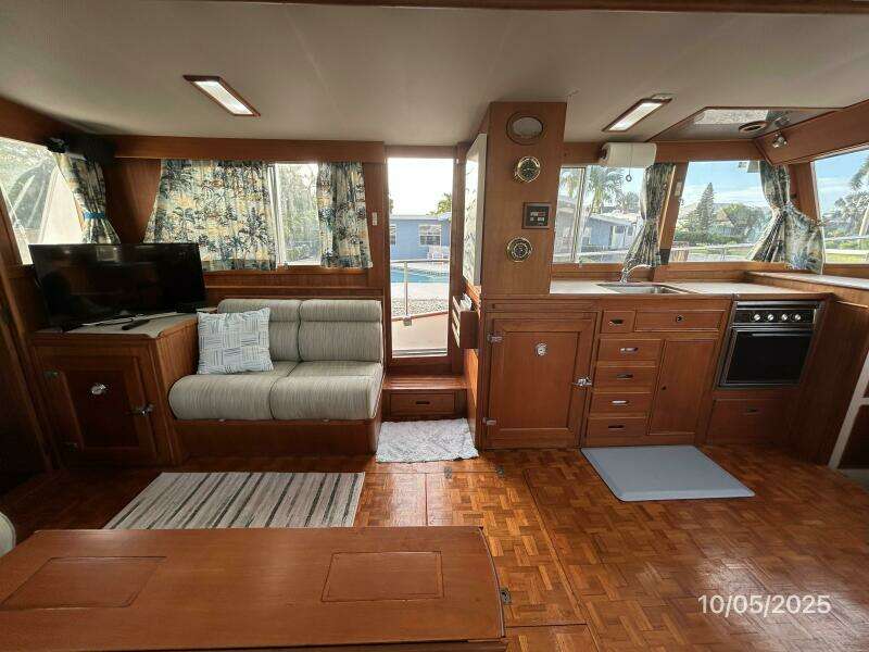 42' Grand Banks salon port
