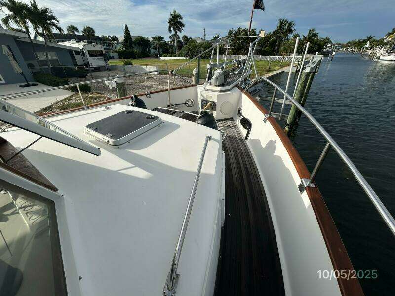 42' Grand Banks foredeck2