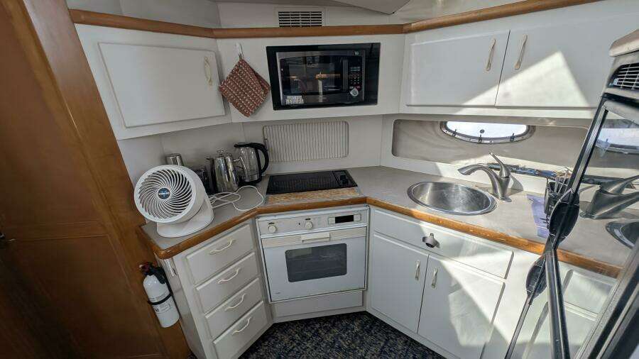 1994 Carver 370 AFT CABIN