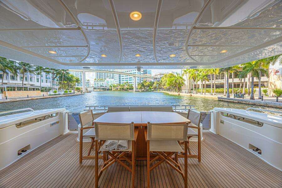 2011 Ferretti Yachts 830