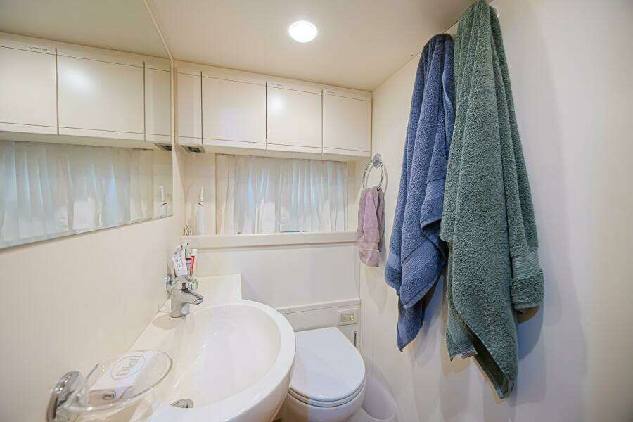 2011 Ferretti Yachts 830