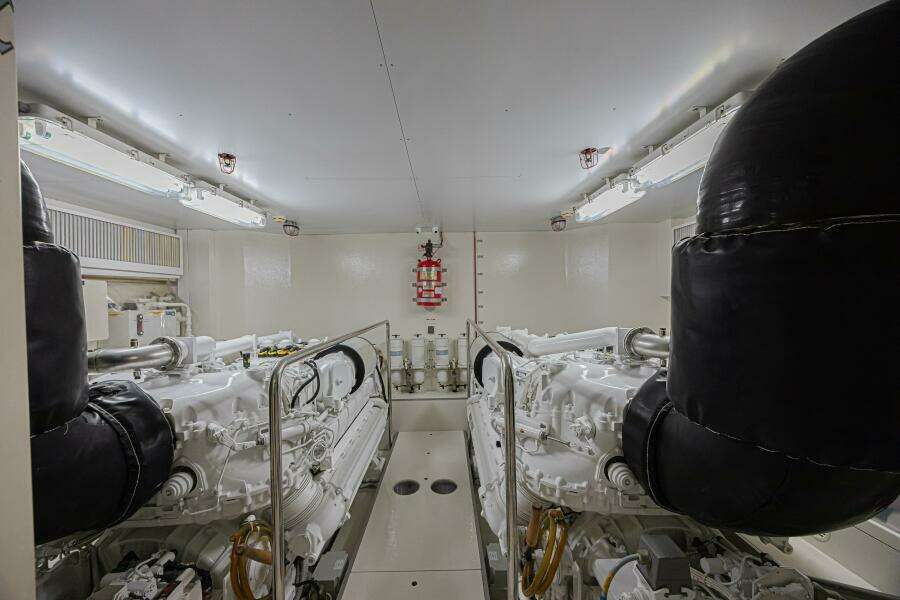 2011 Ferretti Yachts 830