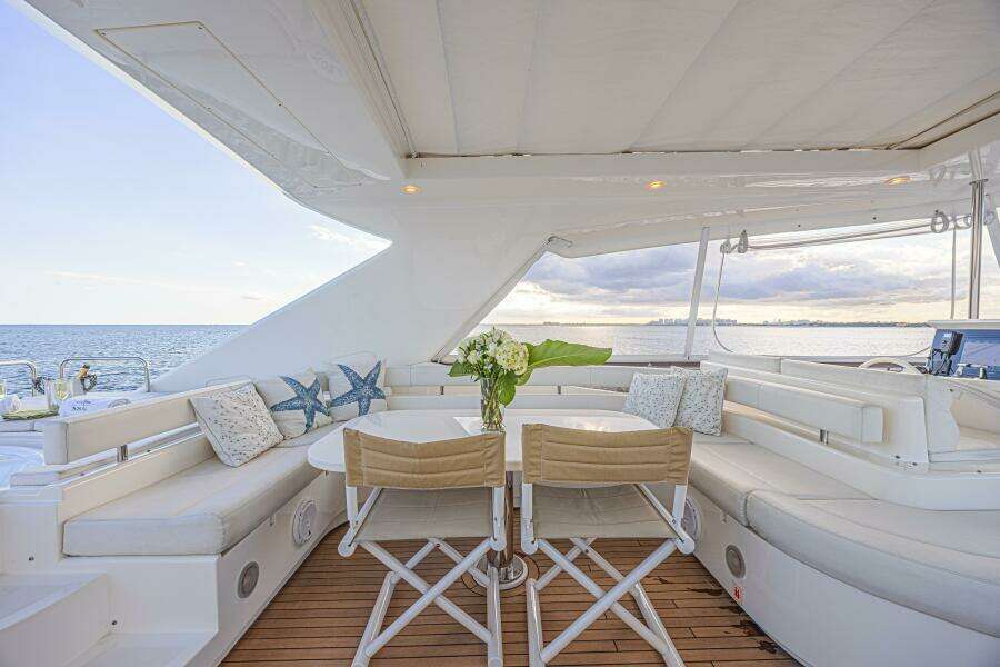 2011 Ferretti Yachts 830