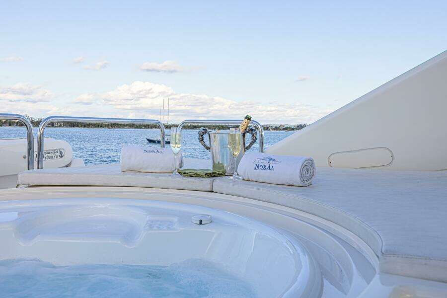 2011 Ferretti Yachts 830