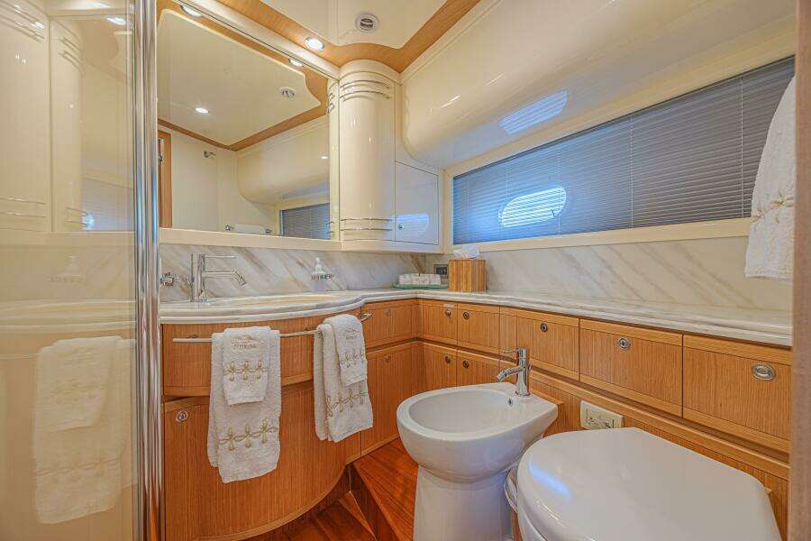 2011 Ferretti Yachts 830