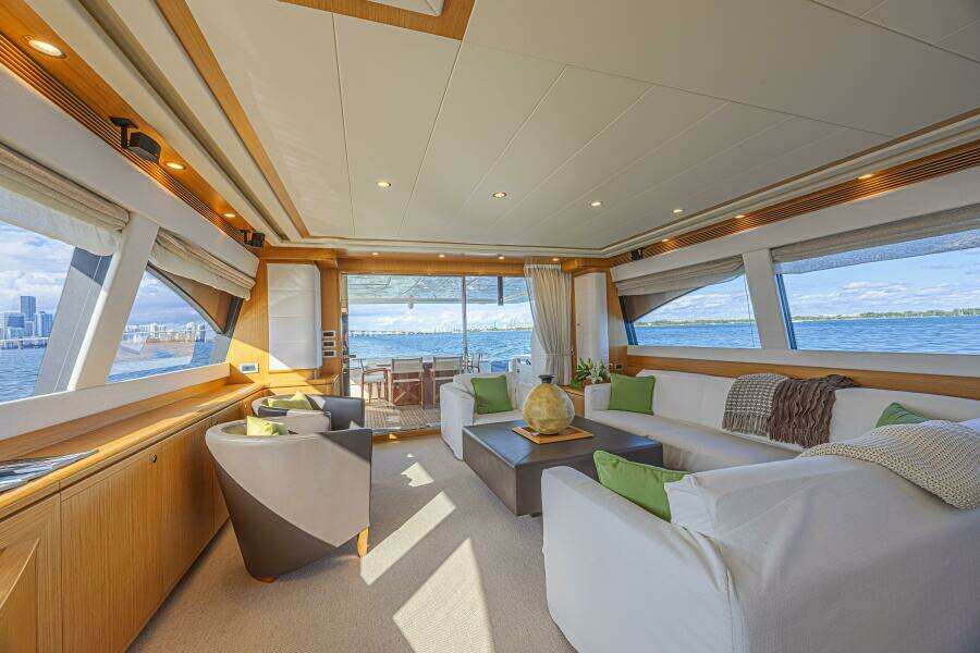 2011 Ferretti Yachts 830