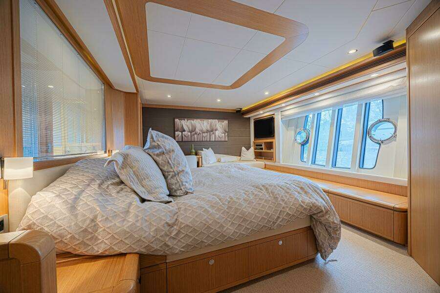 2011 Ferretti Yachts 830