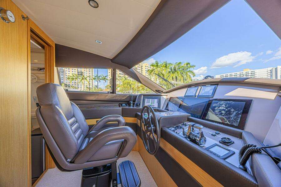 2011 Ferretti Yachts 830