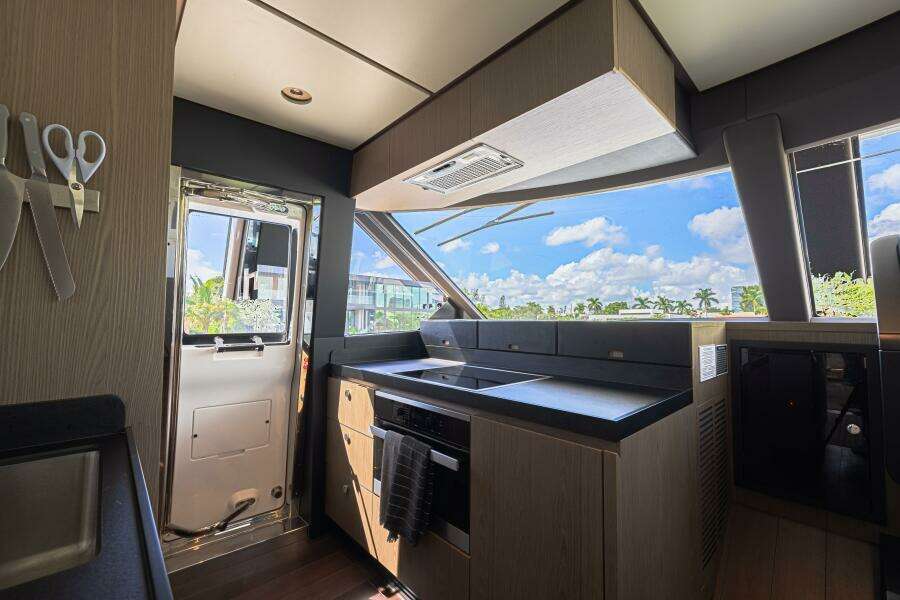 2022 Azimut Magellano 66