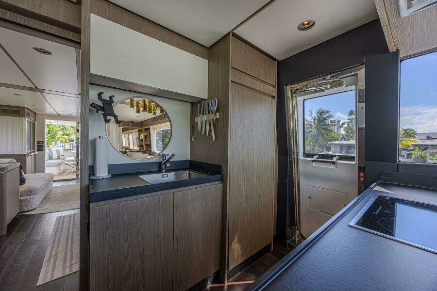 2022 Azimut Magellano 66