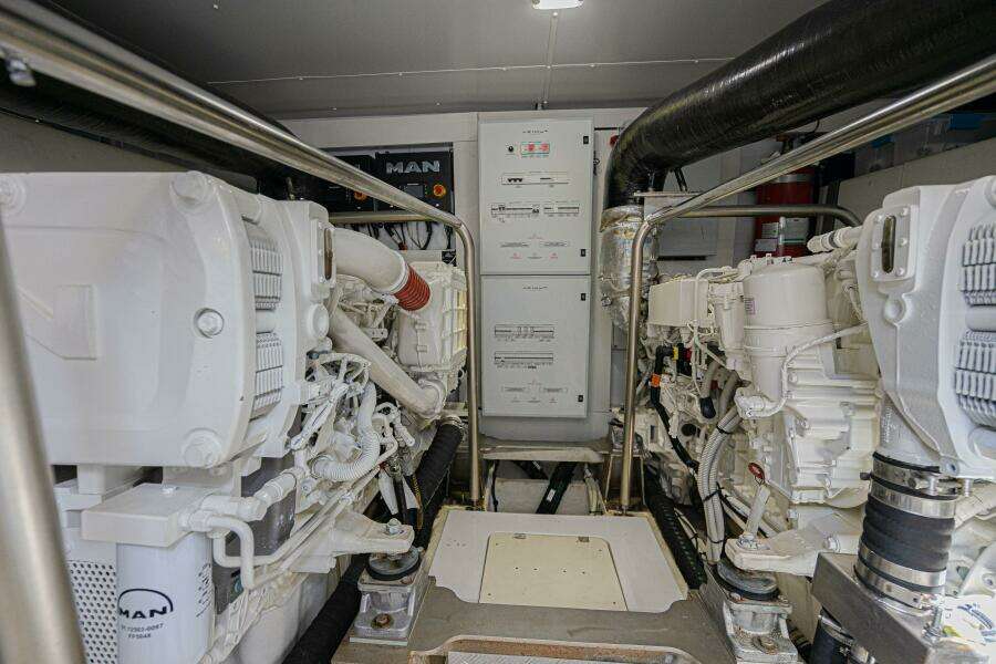 2022 Azimut Magellano 66