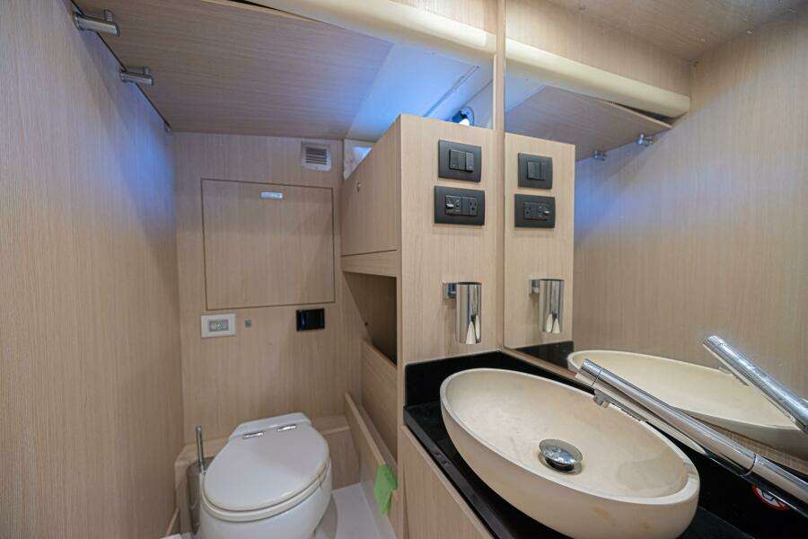 2022 Azimut Magellano 66