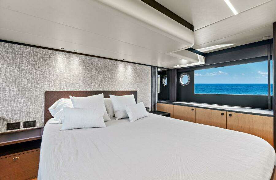 2025 Absolute 52 Fly