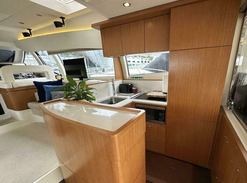 2014 Ferretti Yachts 530