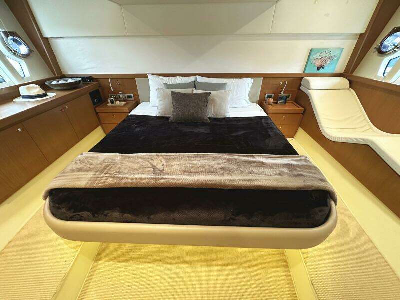 2014 Ferretti Yachts 530