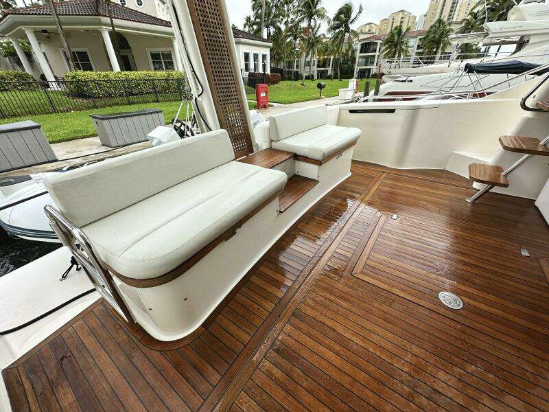 2014 Ferretti Yachts 530