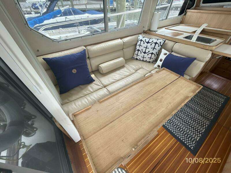 34' Sabrelinie salon port seating1