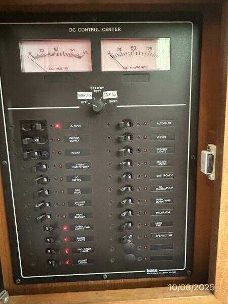 34' Sabreline electrical panel1