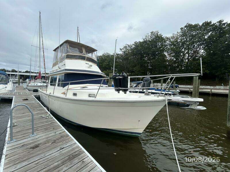 34' Sabreline starboard forward profile