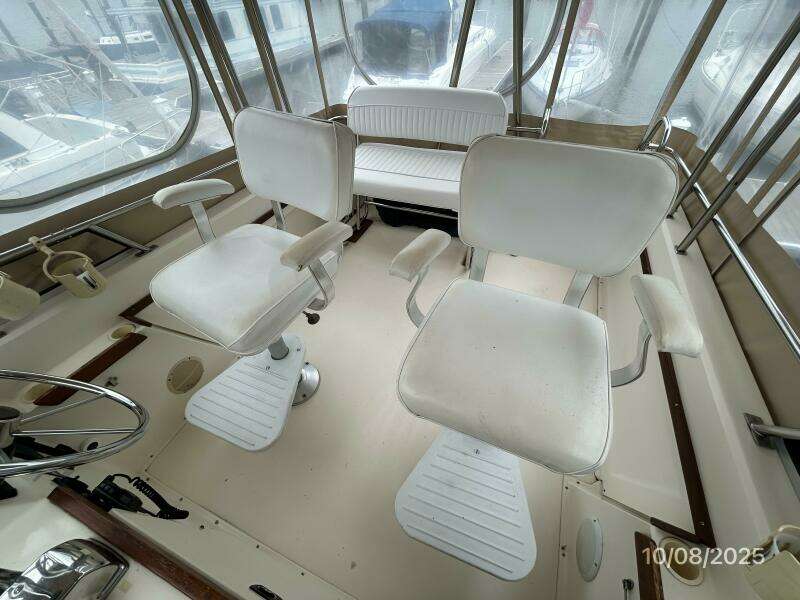 34' Sabreline flybridge helmseats