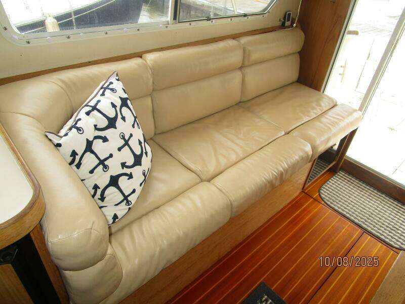 34' Sabreline salon starboard seating2