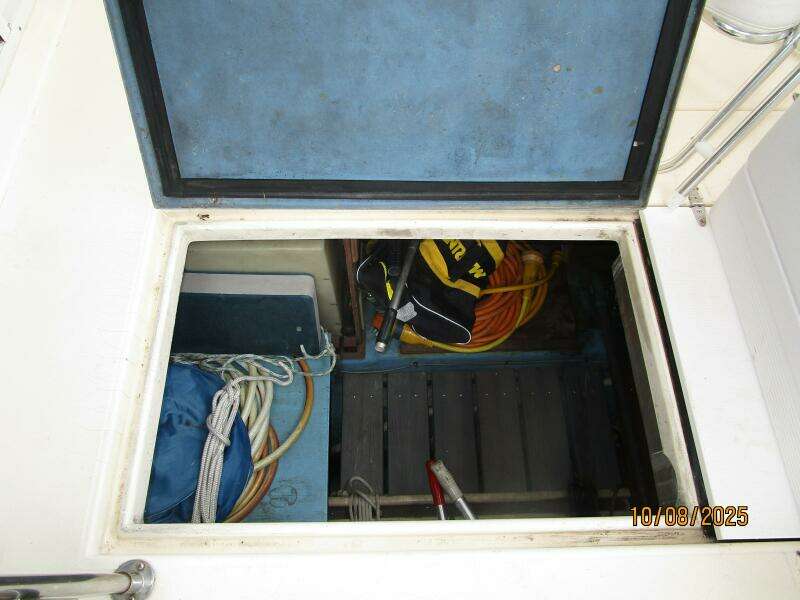 34' Sabreline lazarette access