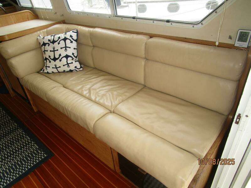 34' Sabreline alon starboard seating1