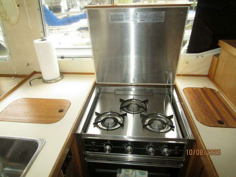 34' Sabreline galley cooktop-oven