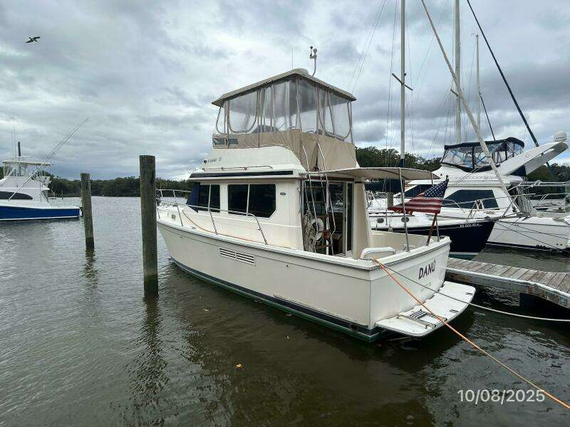 34' Sabreline port aft profile