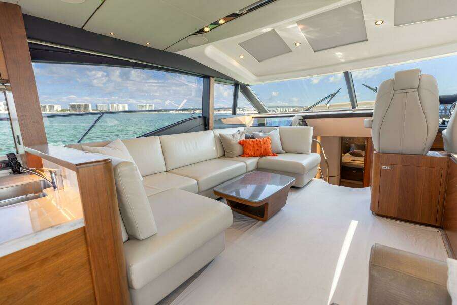 2019 Princess S65-CREWSZING- Salon