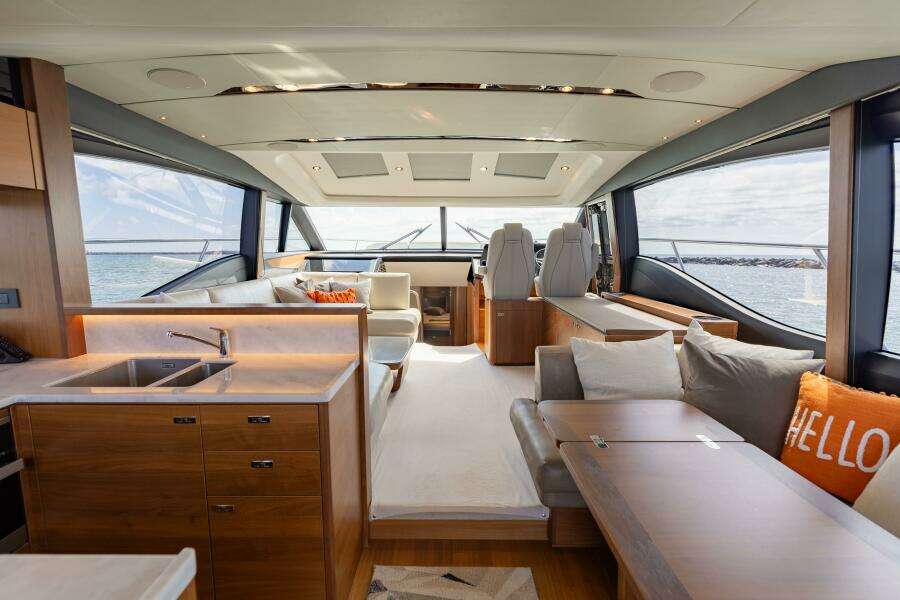 2019 Princess S65-CREWSZING- Salon