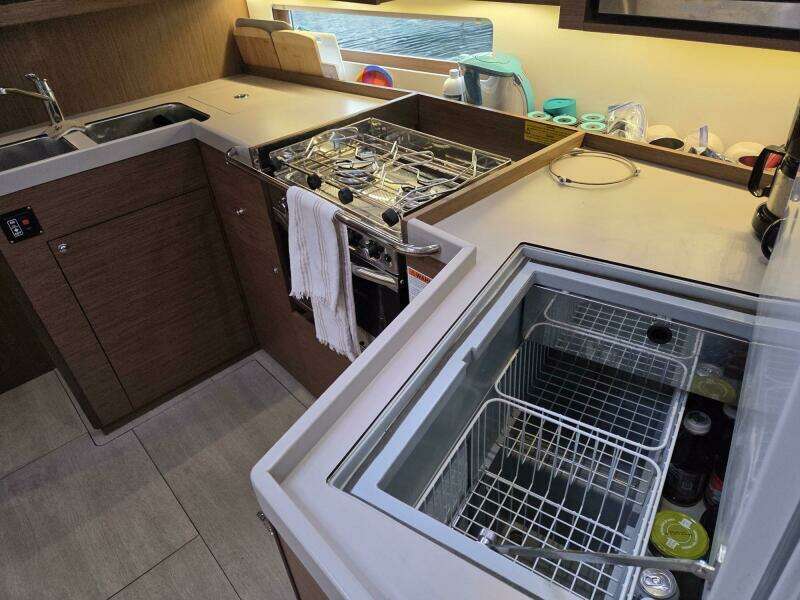 Galley w/ Double Sink, Stove/Oven, Fridge/Freezer, Microwave