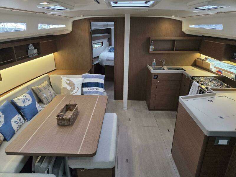 Oceanis 40.1 Salon Looking Fwd