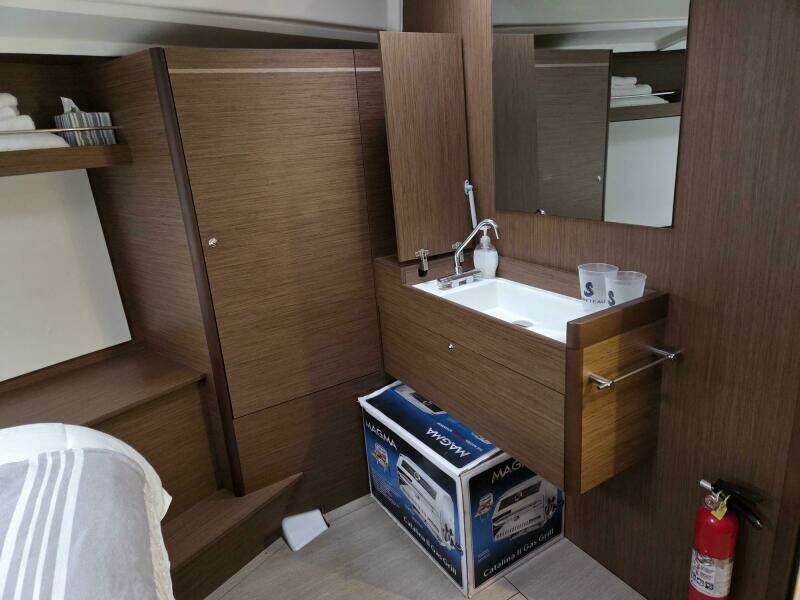 Sink/vanity in Vee Berth