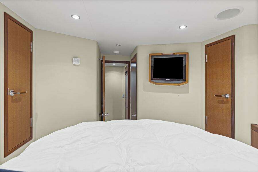 2008 60 Hatteras Blacksmith Forward Stateroom (1)