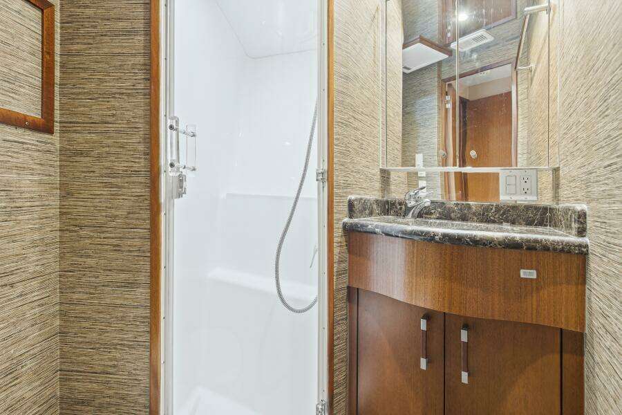 2008 60 Hatteras Blacksmith Forward Stateroom Head