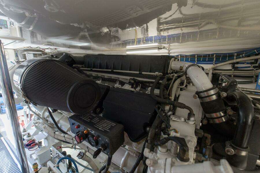 2008 60 Hatteras Blacksmith Engine Room (3)