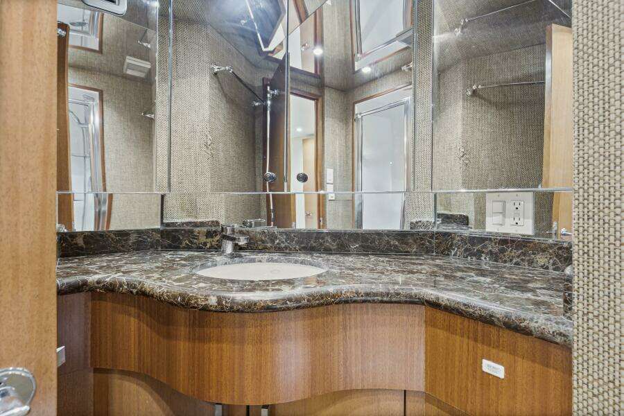 2008 60 Hatteras Blacksmith Master Head (2)