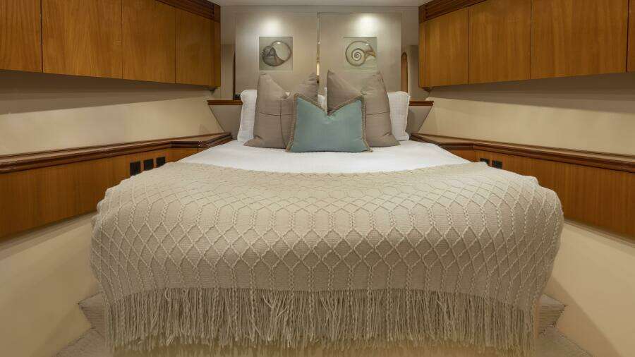 Hatteras 80 Gallopin- Stateroom