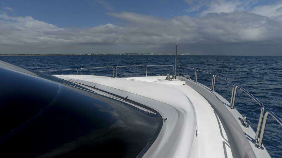 Hatteras 80 Gallopin- Bow