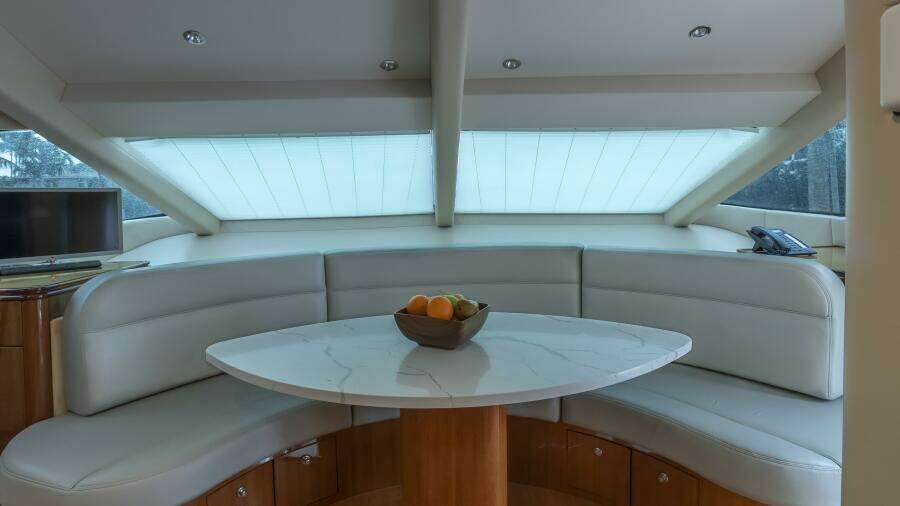 Hatteras 80 Gallopin- Dinette