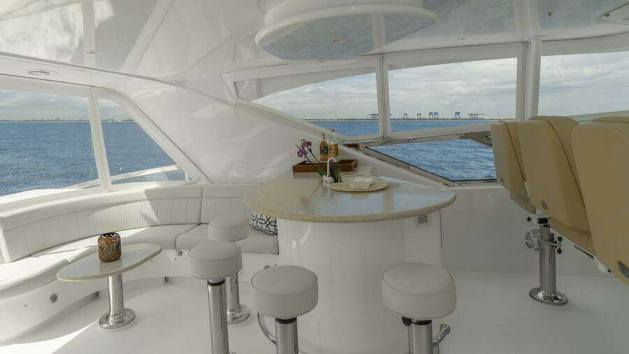 Hatteras 80 Gallopin- Flybridge Entertaining Area