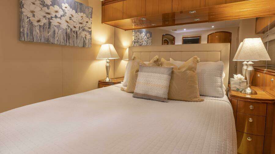 Hatteras 80 Gallopin- VIP Stateroom