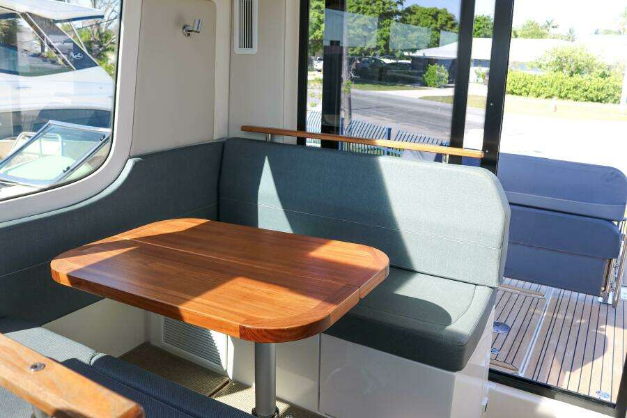 Nimbus 40 - Ocean Therapy - Deck House Dinette