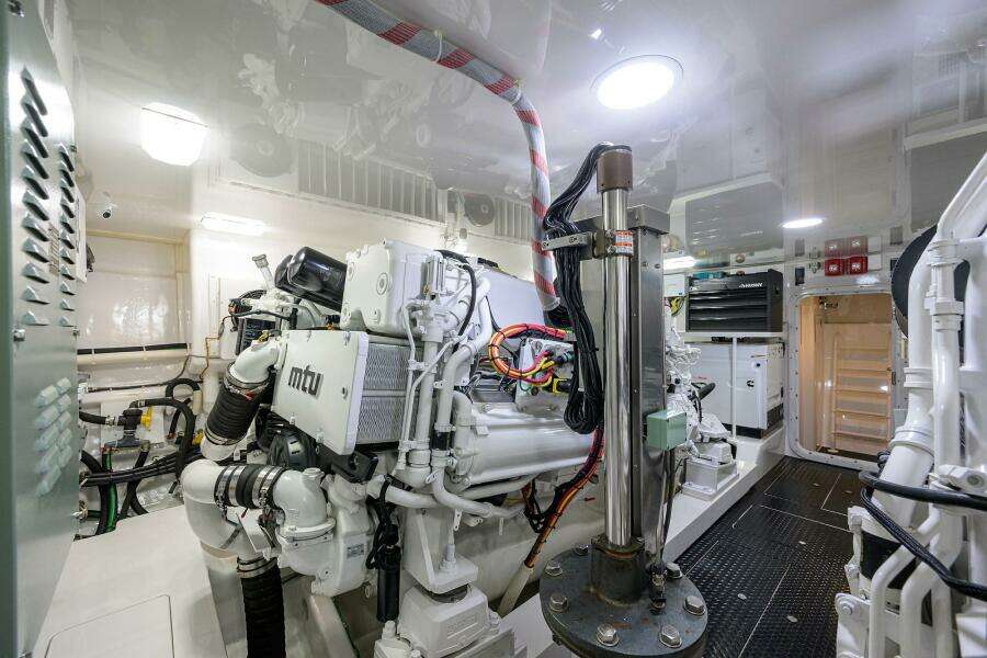 Viking 72 - Corintios - Engine Room