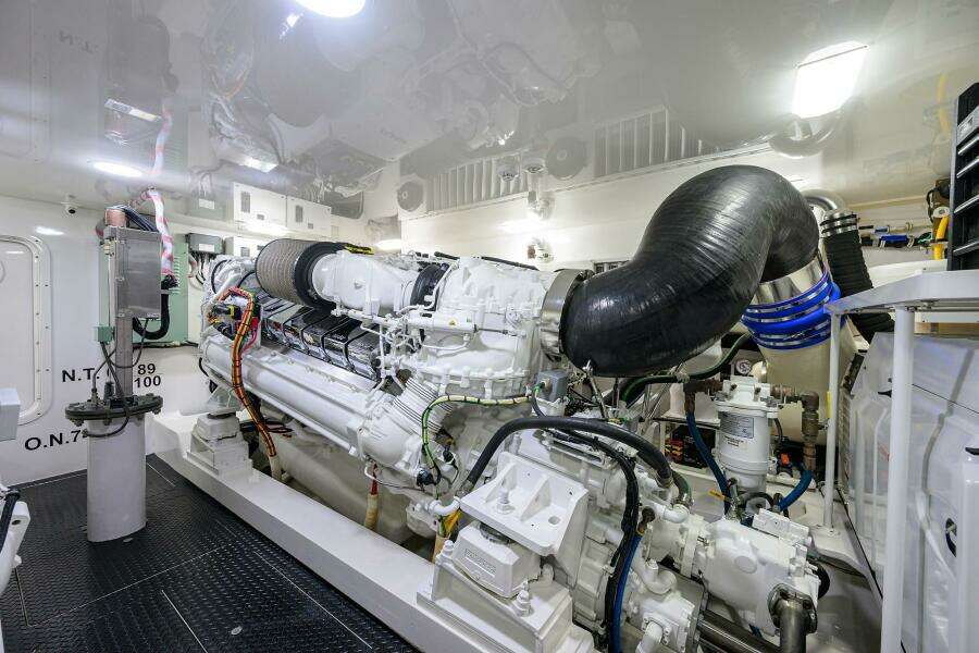 Viking 72 - Corintios - Engine Room