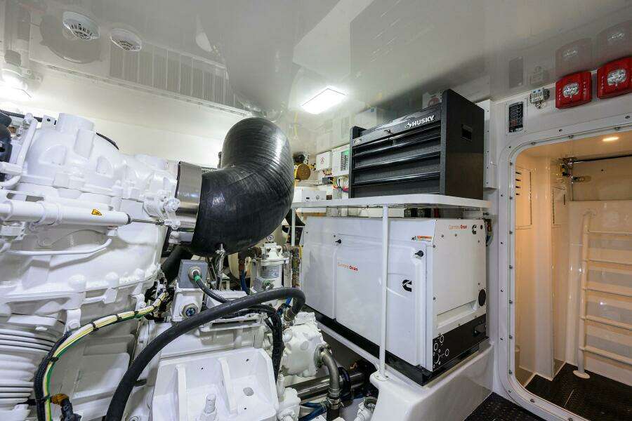 Viking 72 - Corintios - Engine Room