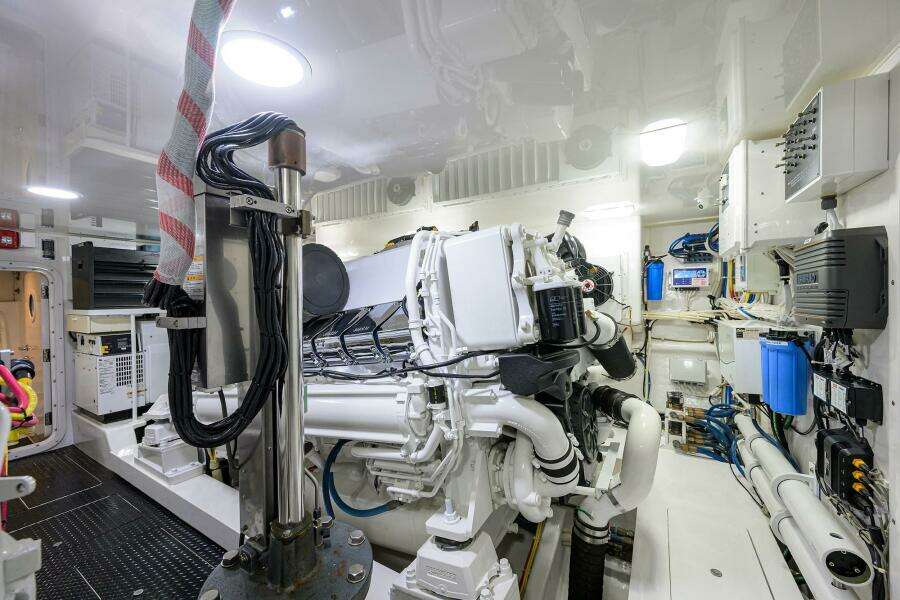 Viking 72 - Corintios - Engine Room