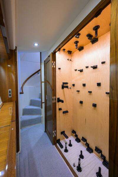 Viking 72 - Corintios - Interior Companionway